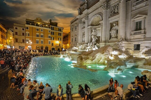 soirée détails fontaine de Trevi à Rome