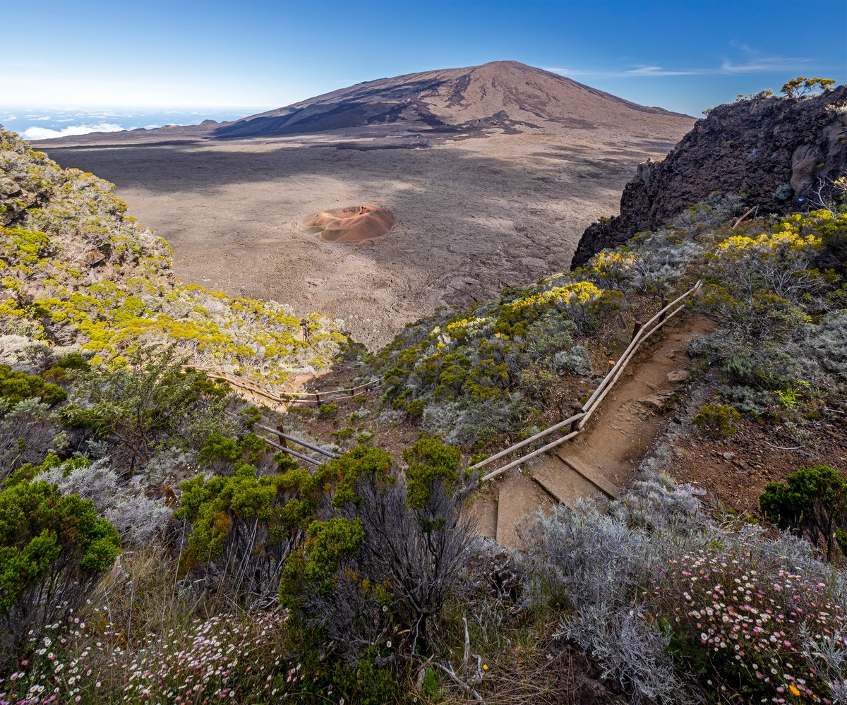 Aventure volcanique : Randonnée au Piton de la Fournaise à la Réunion