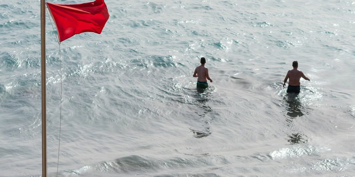 7 couleurs des drapeaux sur les plages à connaitre avant de se baigner