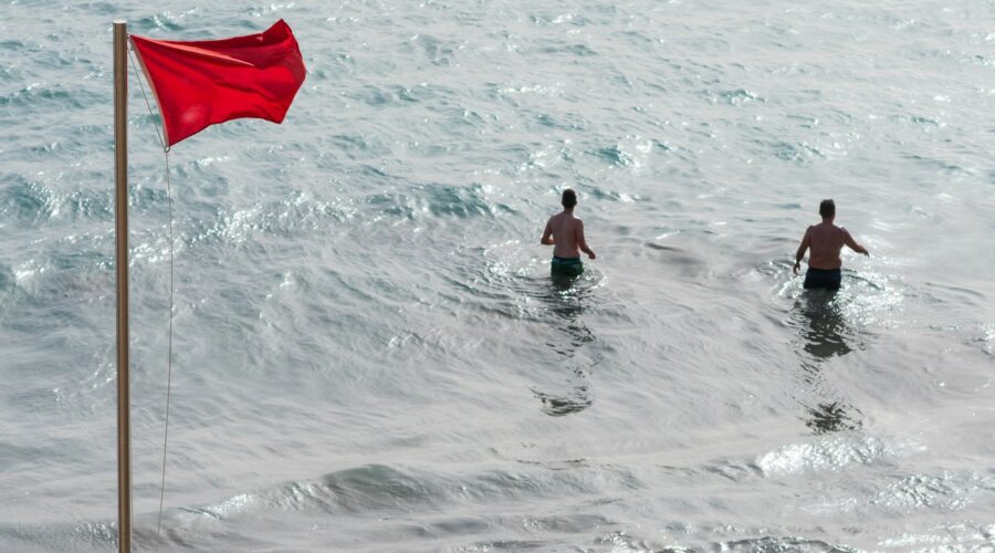 7 couleurs des drapeaux sur les plages à connaitre avant de se baigner
