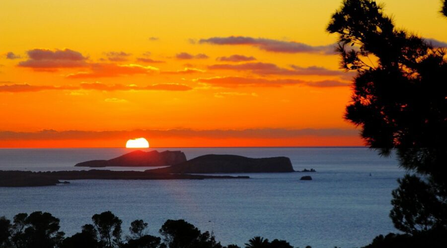Ibiza en Mai, La destination parfaite pour des vacances festives et animées