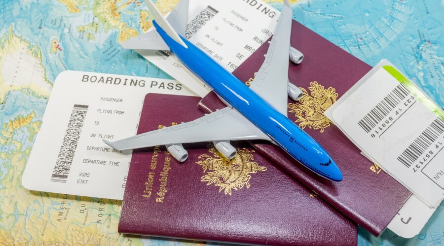 Les destinations accessibles aux voyageurs français avec une carte d'identité périmée