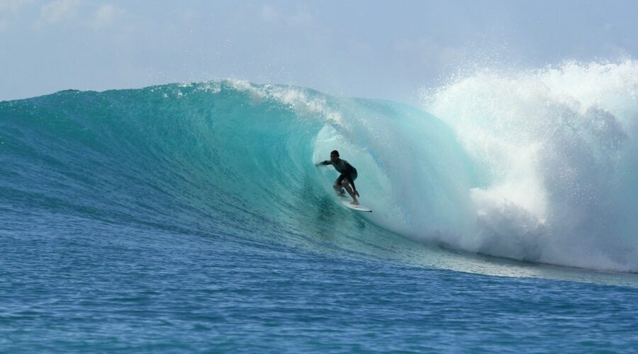 Partez à la conquête des meilleures vagues : Découvrez les 7 spots de surf incontournables !