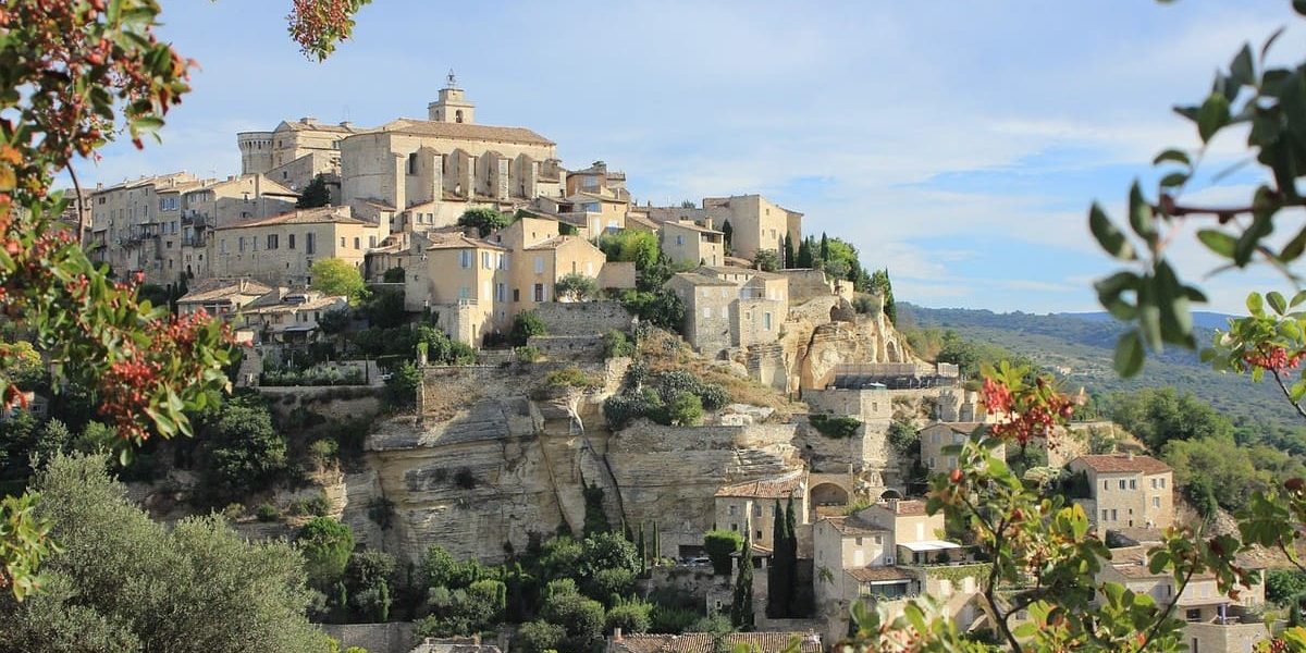 C'est certain, ces villages perchés du Luberon vous transporteront dans un univers féerique et hors du temps