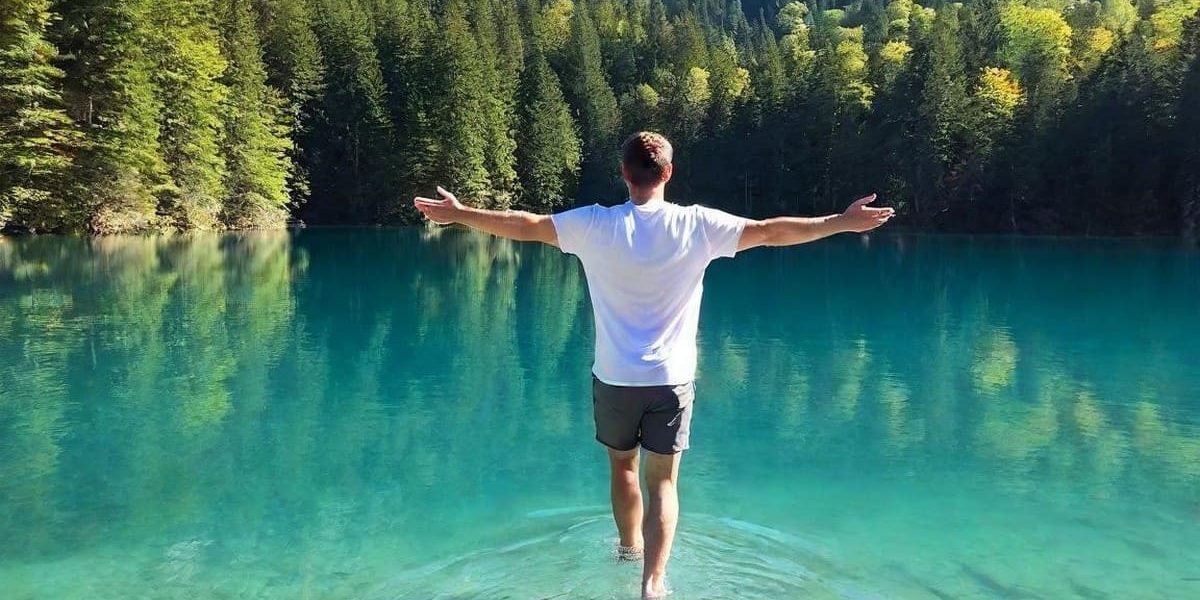 Marcher sur l'eau sur un lac