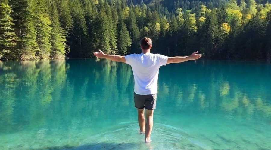 Marcher sur l'eau sur un lac