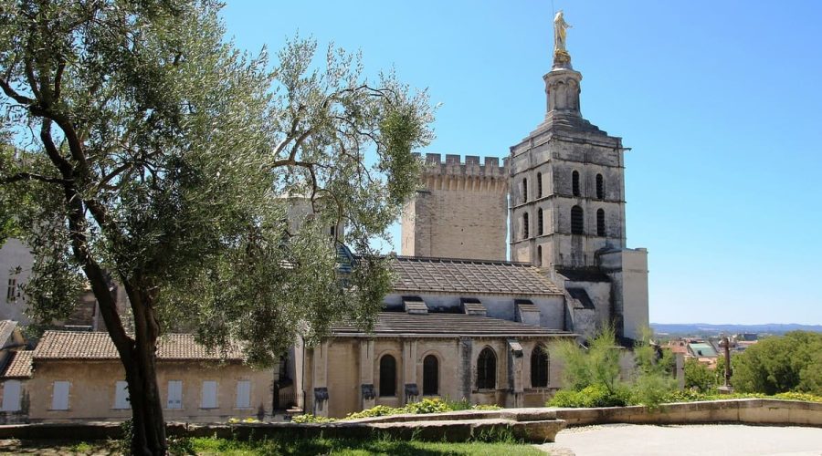 Le Palais des Papes à Avignon : ce que vous ignorez sur ce monument légendaire pourrait vous surprendre !