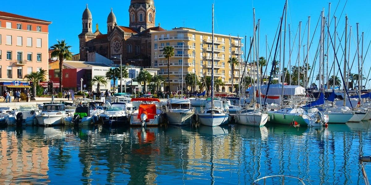 Vous cherchez le bonheur ? Il se trouve dans cette commune varoise, les pieds dans l'eau !