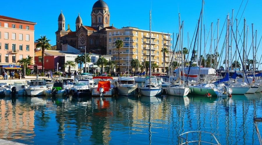 Vous cherchez le bonheur ? Il se trouve dans cette commune varoise, les pieds dans l'eau !