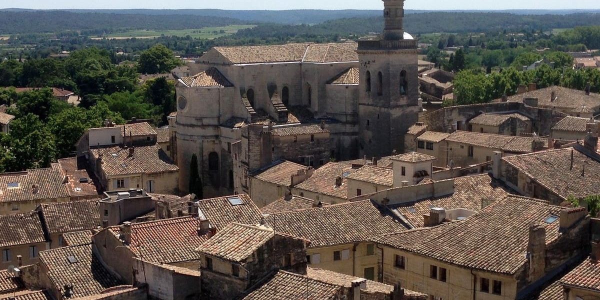 Nichée au cœur du Gard, cette ville française va vous envoûter à coup sûr !
