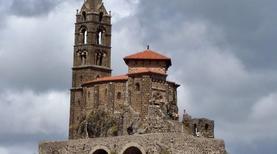Dans ce village de Haute-Loire cette chapelle donne le vertige