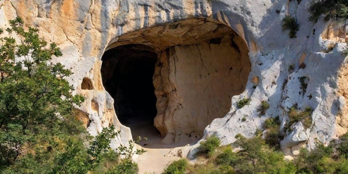 Grotte près du pittoresque village de Gruissan