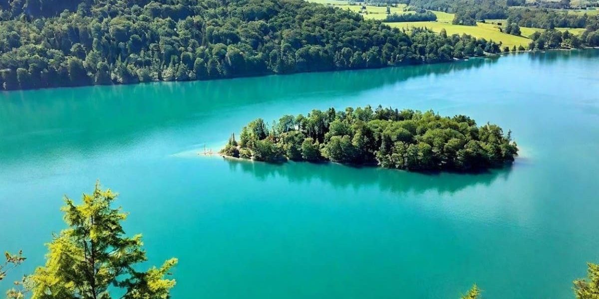 Ce lac aux eaux couleur émeraude est l'un des lacs naturels les plus chauds de France