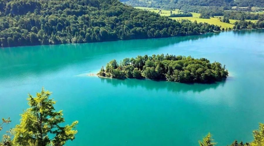 Ce lac aux eaux couleur émeraude est l'un des lacs naturels les plus chauds de France