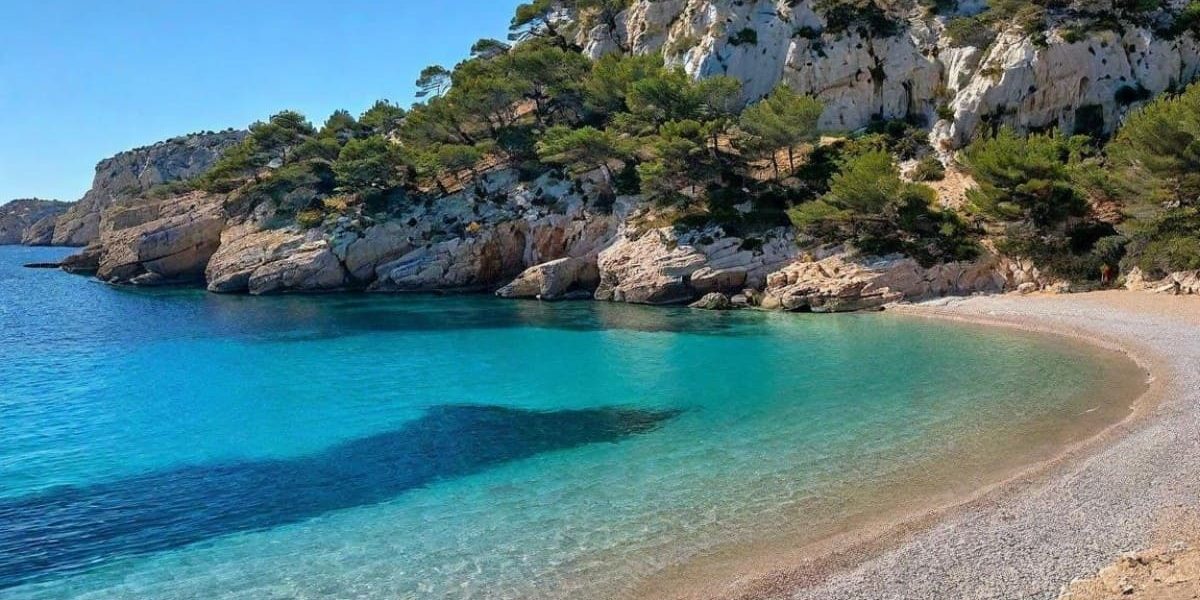 Plage cachée près de Marseille avec une eau turquoise