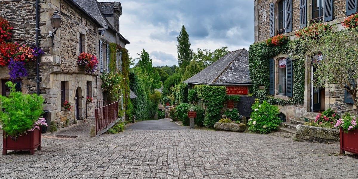 Villages bretons avec maisons en pierre pittoresques