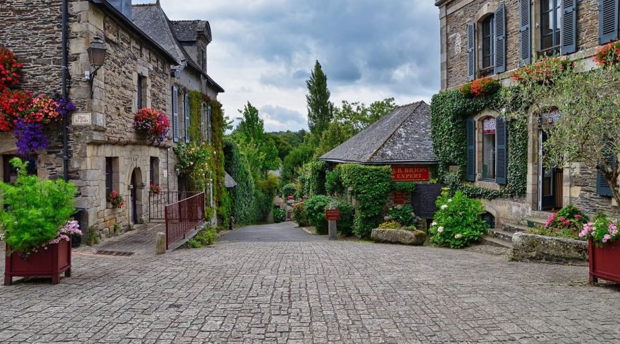 Villages bretons avec maisons en pierre pittoresques