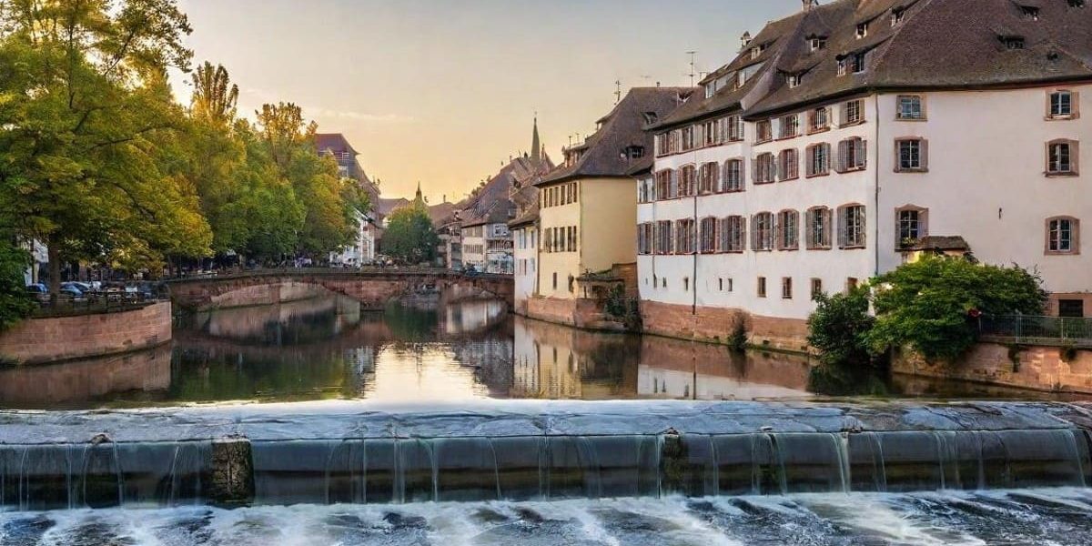 Ville de France avec ses centaines de ponts fascine le monde
