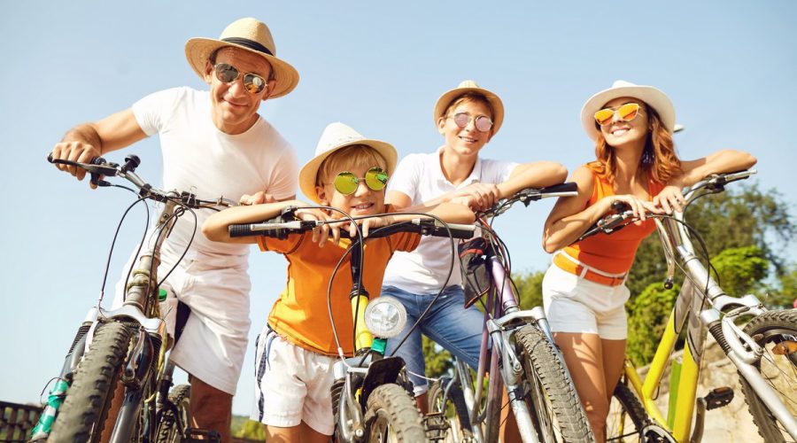 Vélo en famille : Conseils pour la montagne, la campagne et le bord de mer