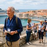 Voyages organisés pour seniors seuls : destinations, prestataires et conseils pratiques